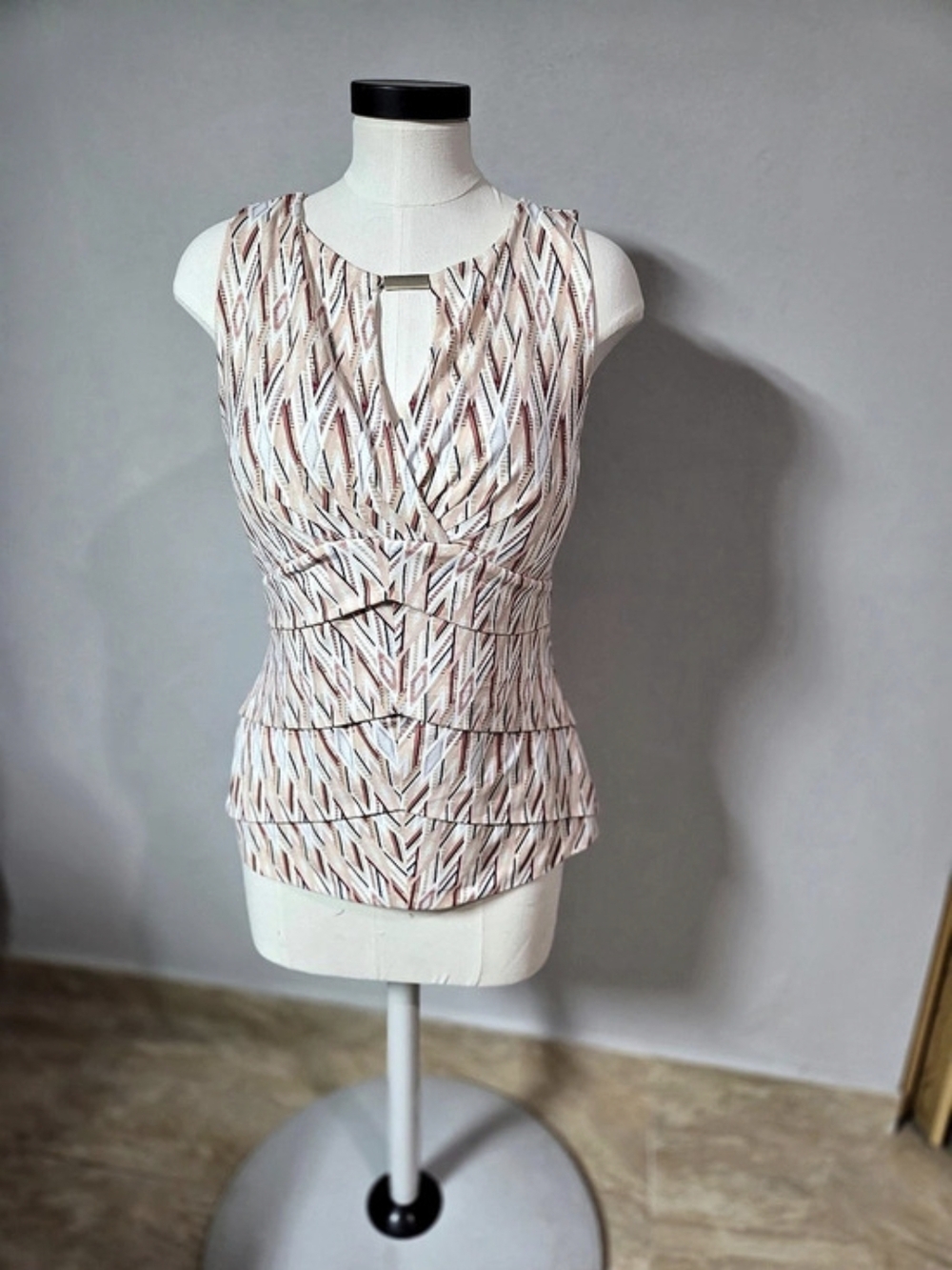 White House Black Market Geometric Sleeveless Blouse in White & Peach Large